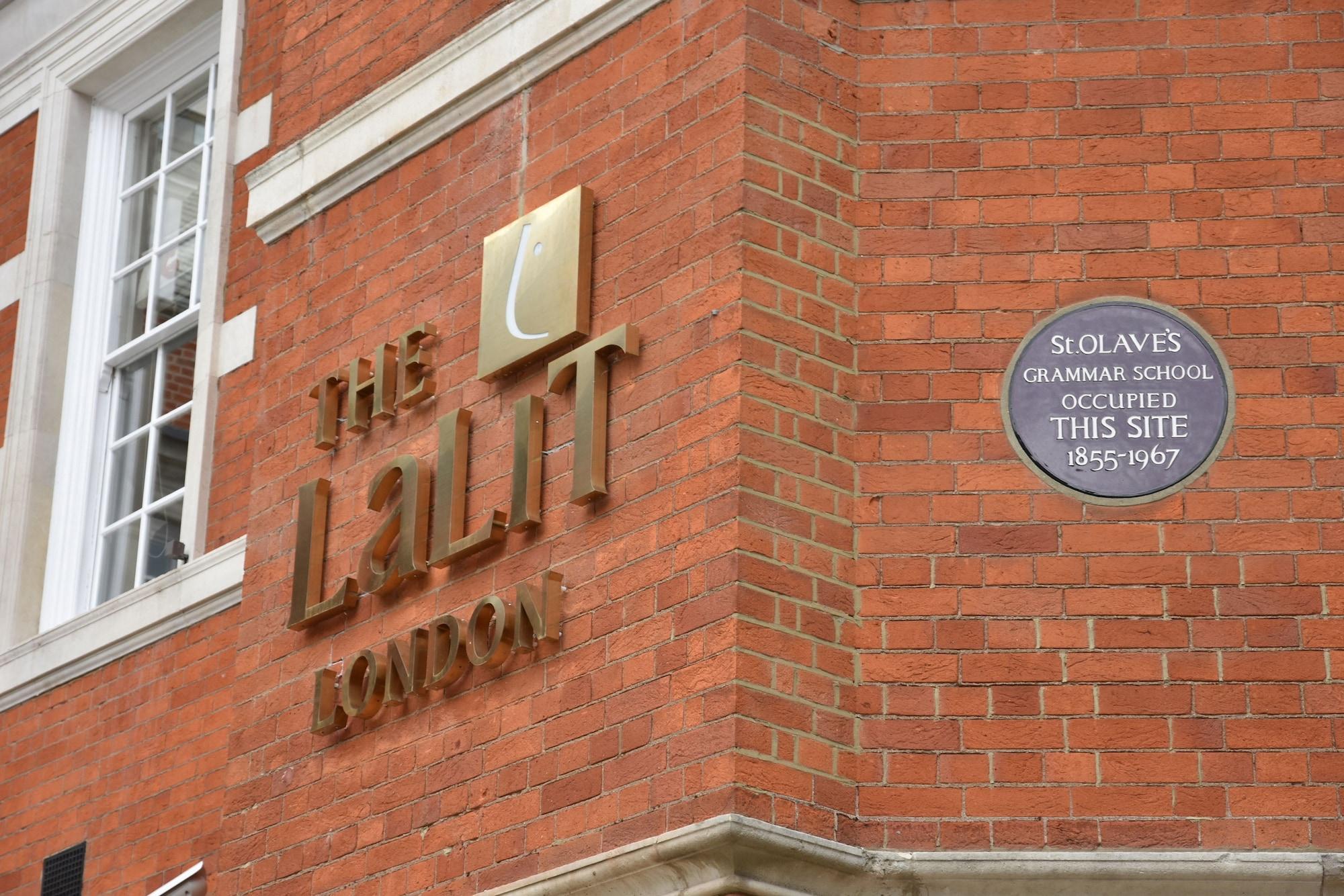 더 라리트 런던 외부 사진 The UCL logo and the commemorative plaque at the site of the former Soho slave school
