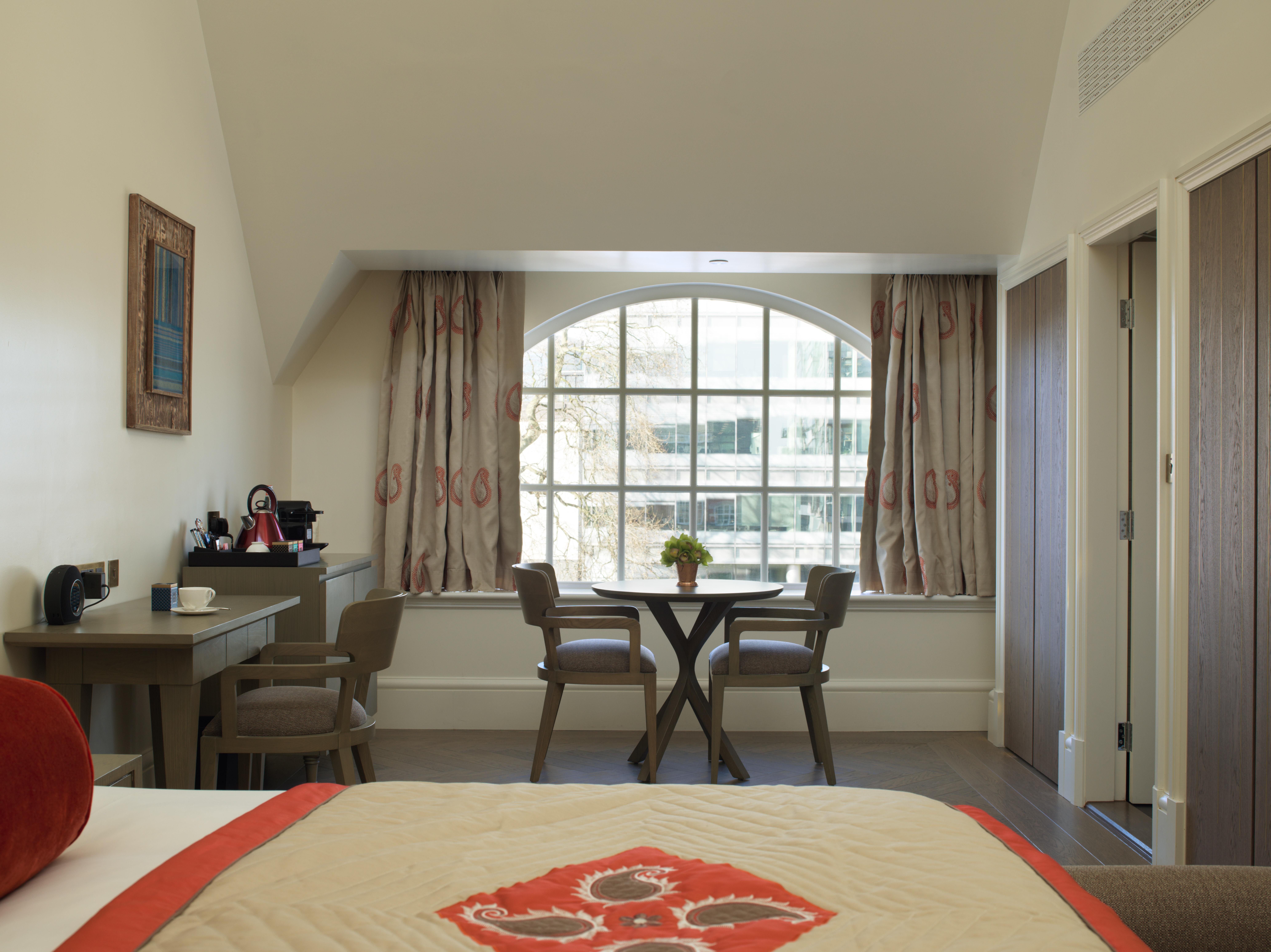 더 라리트 런던 객실 사진 A room at the hotel