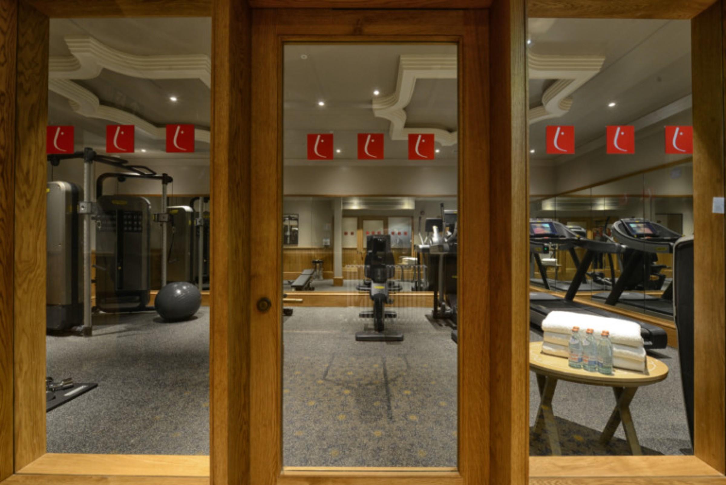 더 라리트 런던 외부 사진 The gym at the hotel