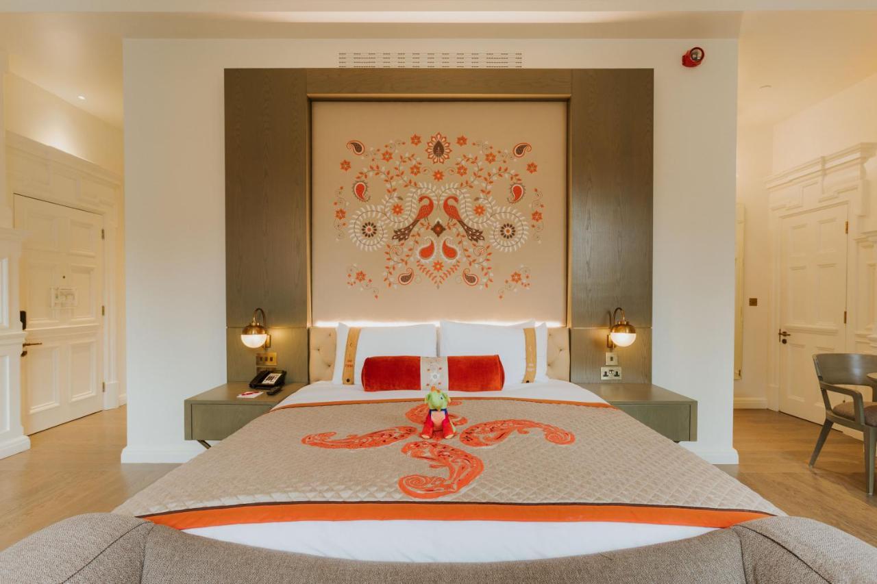더 라리트 런던 외부 사진 A bedroom at the Taj Mahal Palace