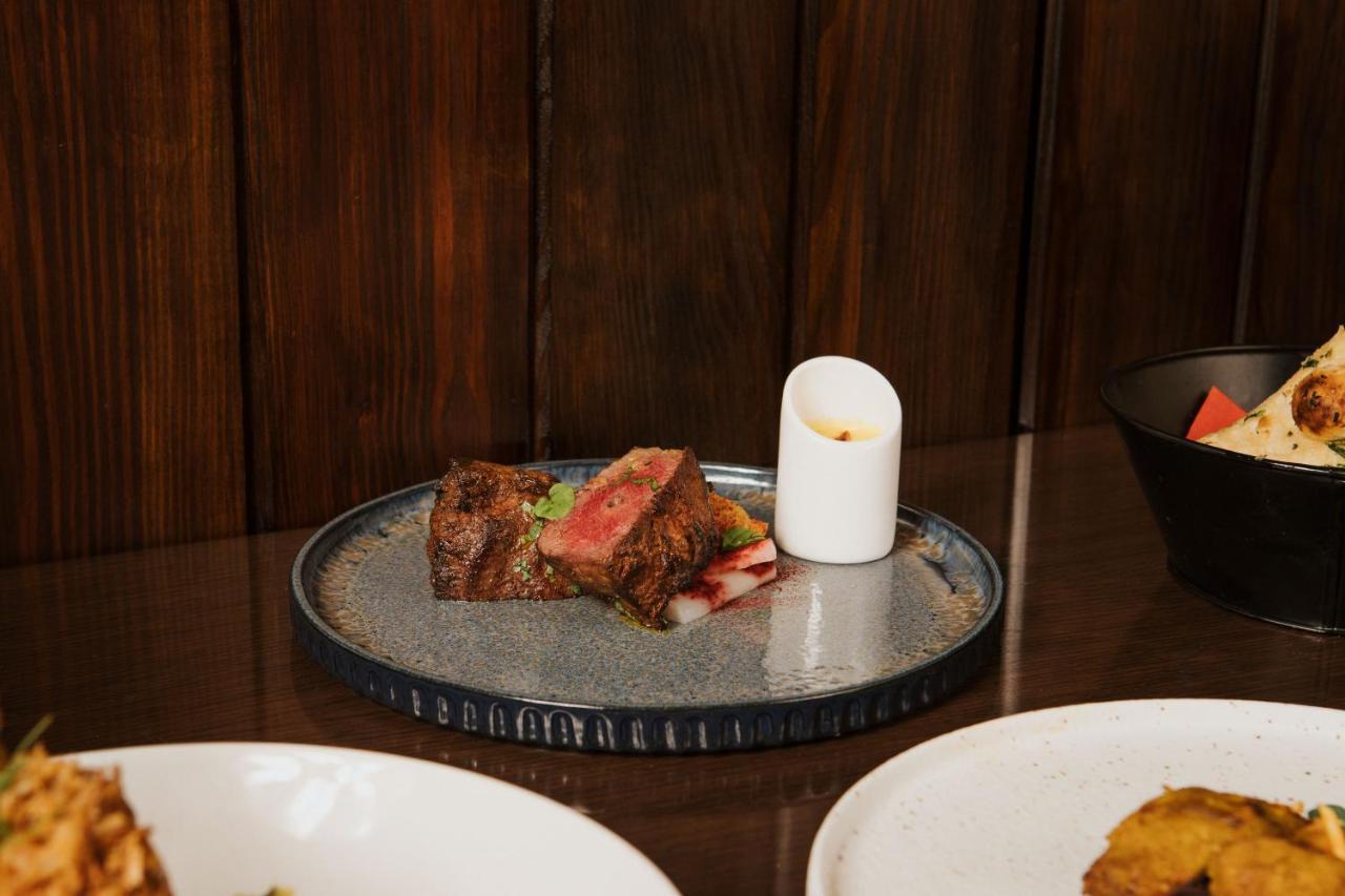 더 라리트 런던 외부 사진 A plate of grilled lamb