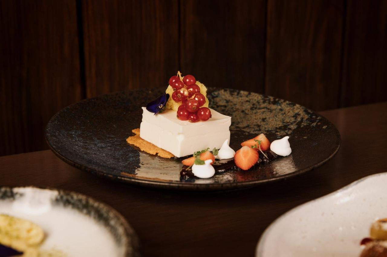 더 라리트 런던 외부 사진 A cheesecake