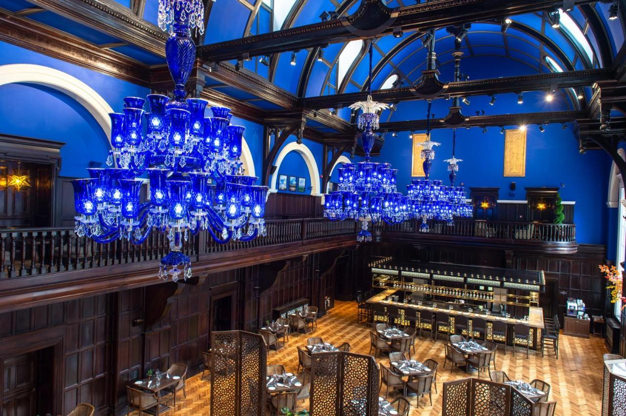 더 라리트 런던 외부 사진 The interior of Blue Water