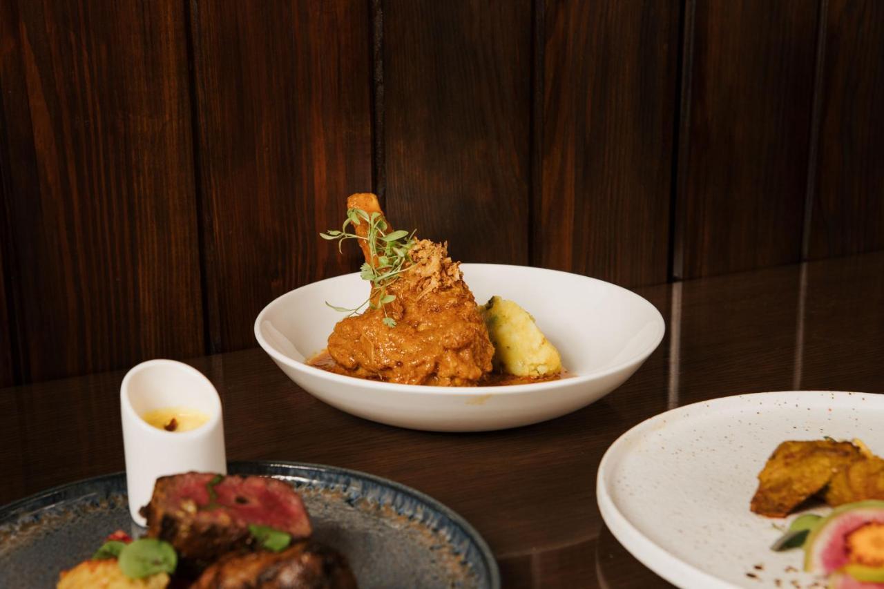 더 라리트 런던 외부 사진 A plate of chicken 65