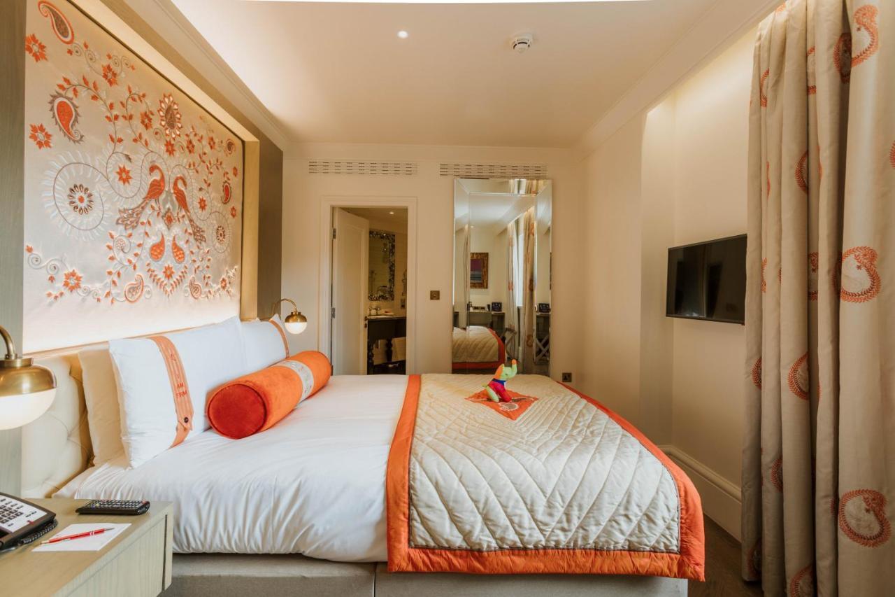 더 라리트 런던 외부 사진 A bedroom at the Mandarin Oriental London
