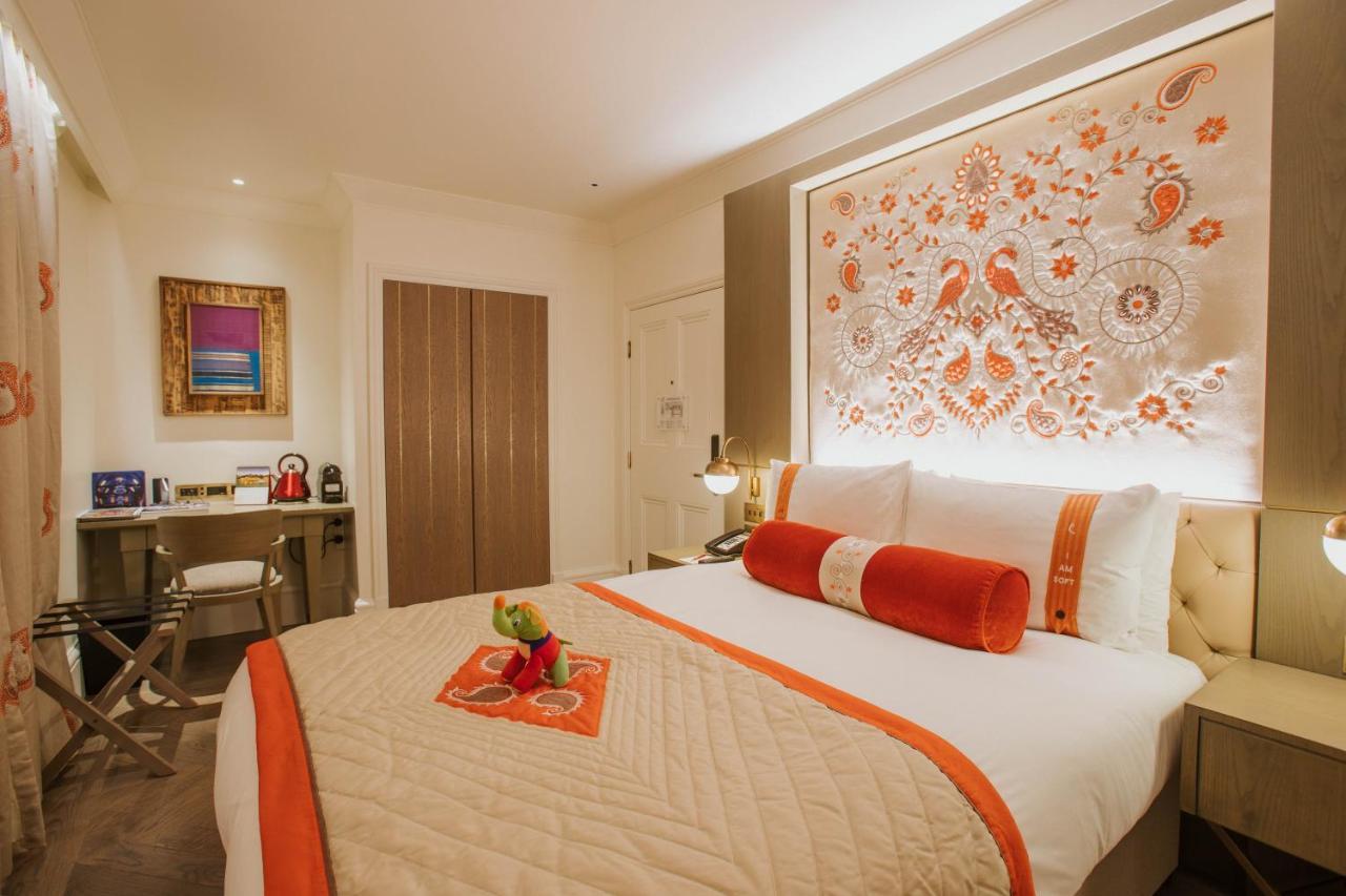 더 라리트 런던 외부 사진 A bedroom at The Taj Mahal Palace, Mumbai