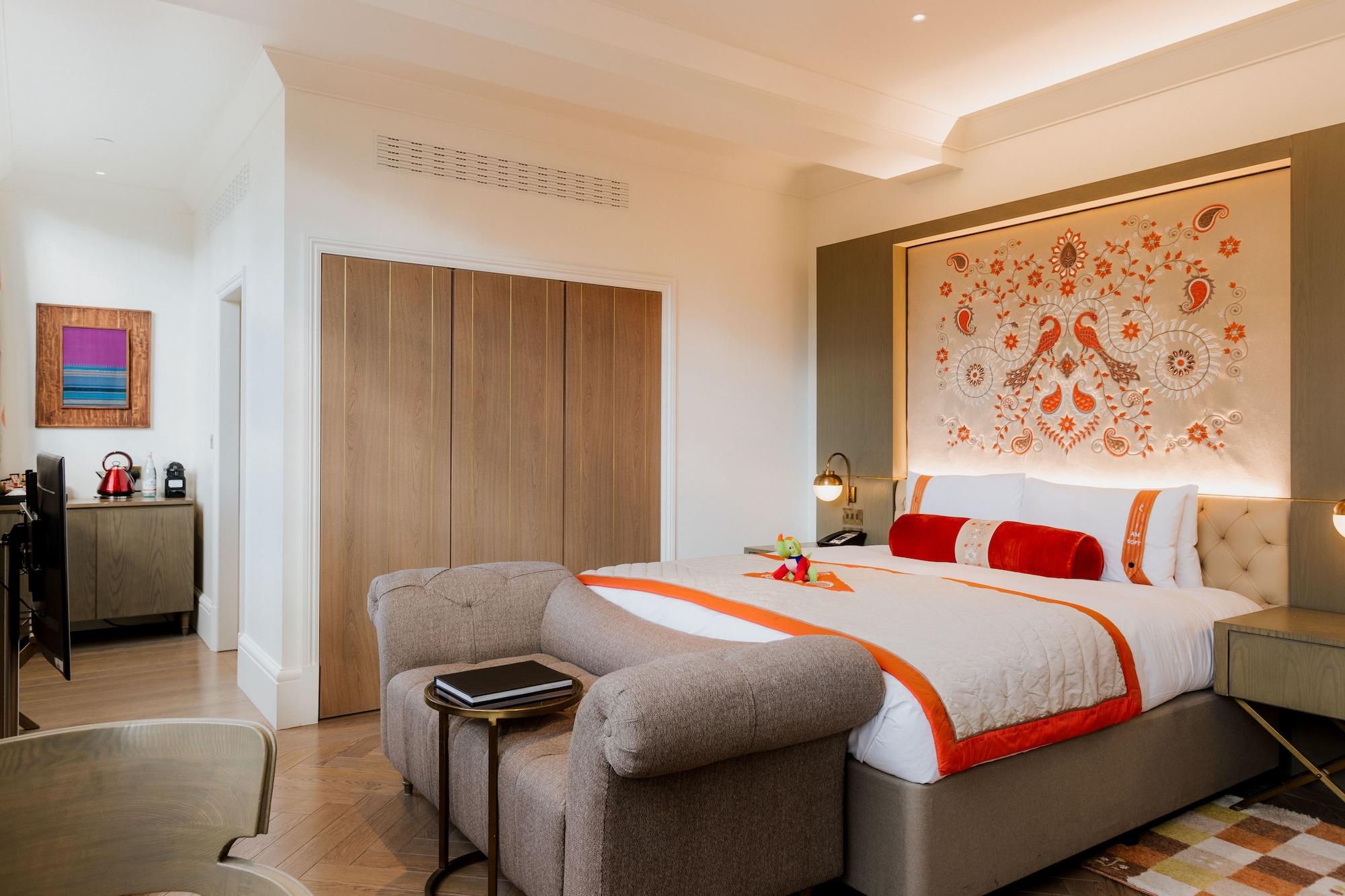 더 라리트 런던 객실 사진 A bedroom at the hotel