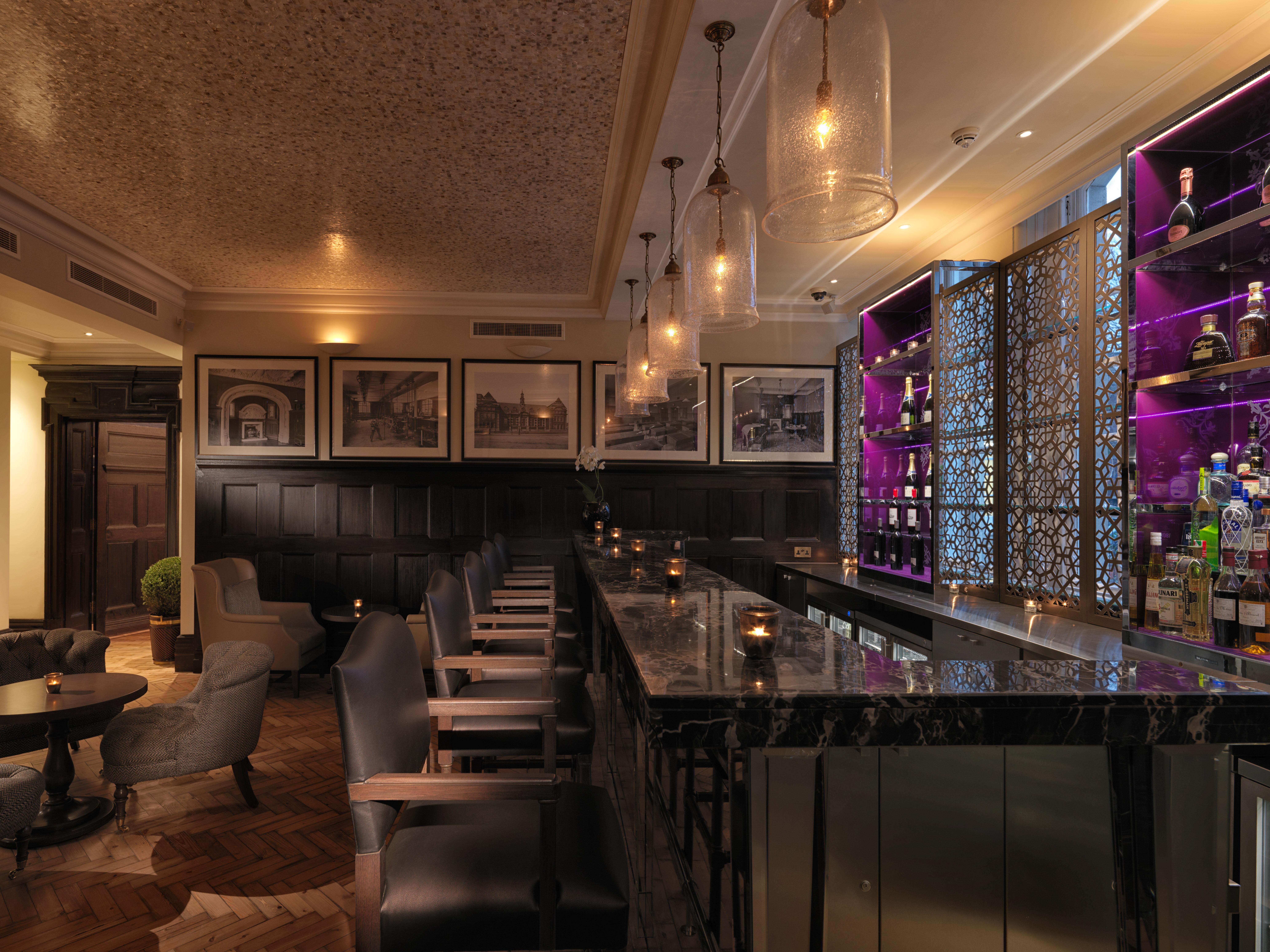 더 라리트 런던 외부 사진 The bar at the hotel