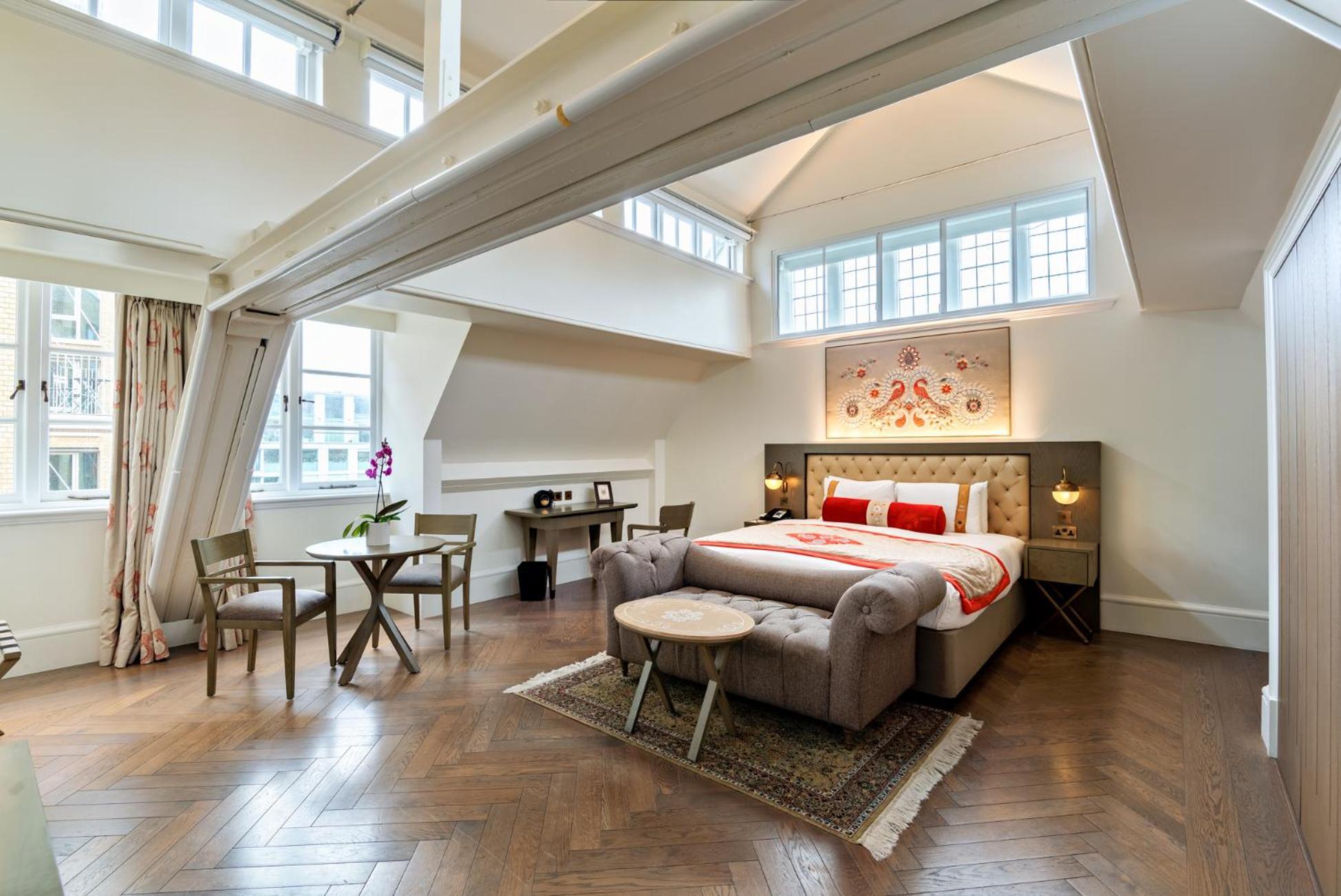 더 라리트 런던 외부 사진 A bedroom at the hotel