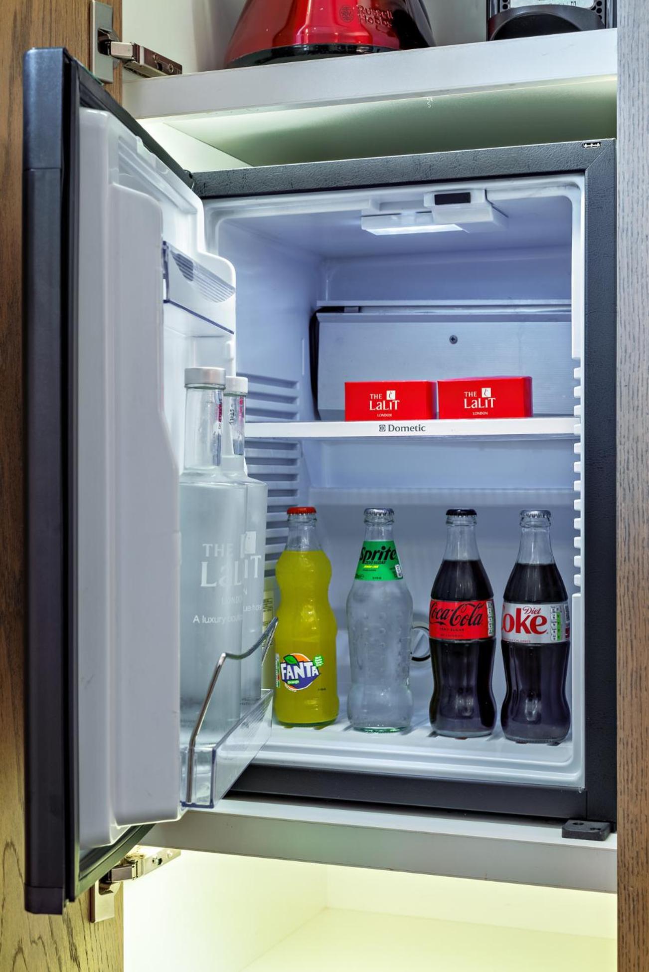 더 라리트 런던 외부 사진 A typical hotel mini-bar