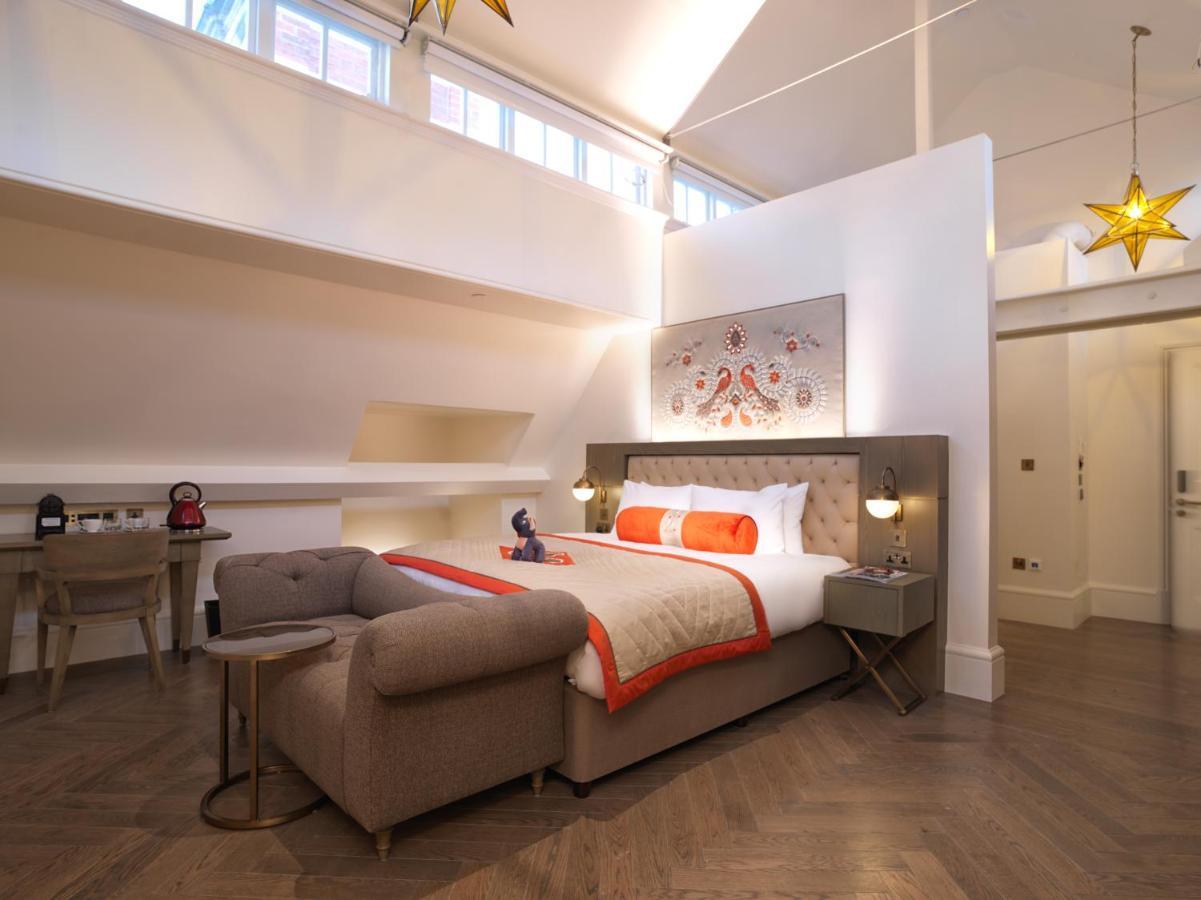더 라리트 런던 외부 사진 A bedroom at The Ivy Hotel